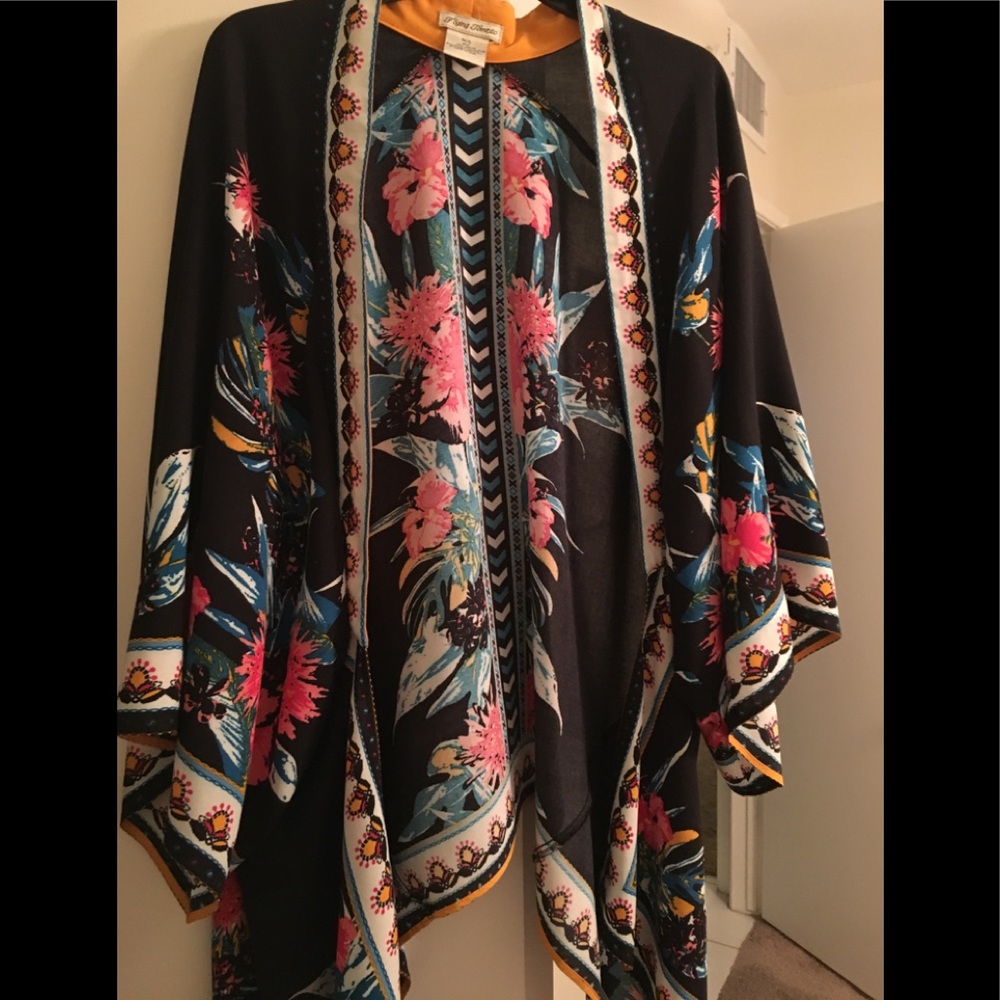 Flying Tomato floral kimono size s/m.
